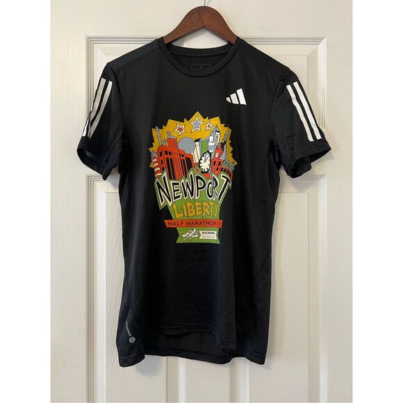 ADIDAS NYCRUNS 2023 NEWPORT HALF MARATHON &5K T-SHIRT - Picture 1 of 9